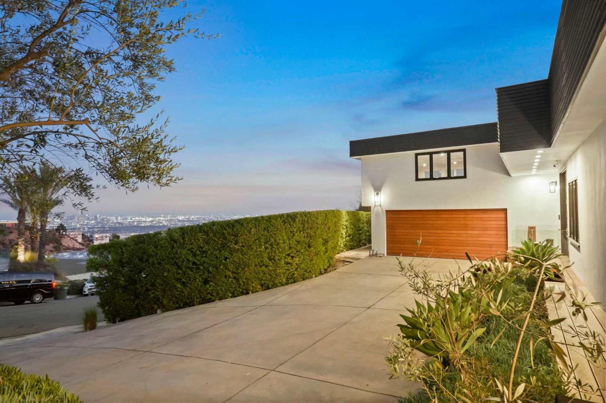 Serene By Awhile Holiday home Los Angeles