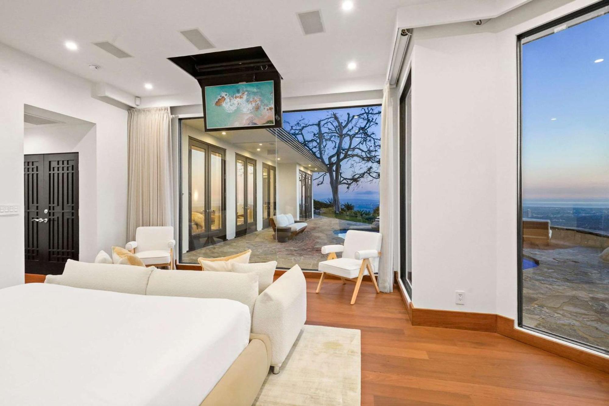 Serene By Awhile Holiday home Los Angeles